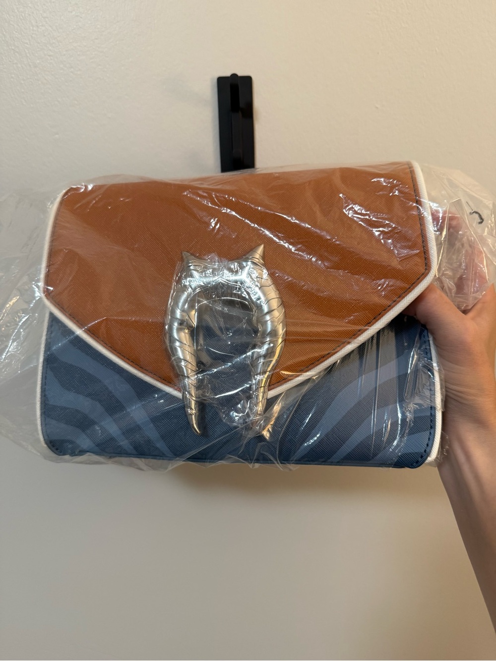 *BRAND NEW* Star Wars Ahsoka Tano Crossbody Loungefly